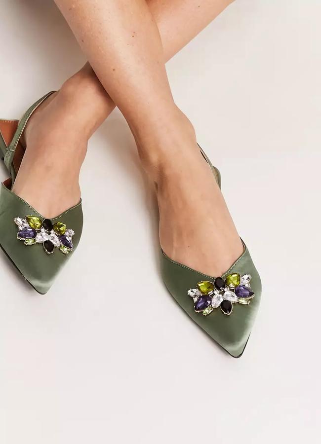 Bailarinas verdes con joya de Asos, 29,99 euros.