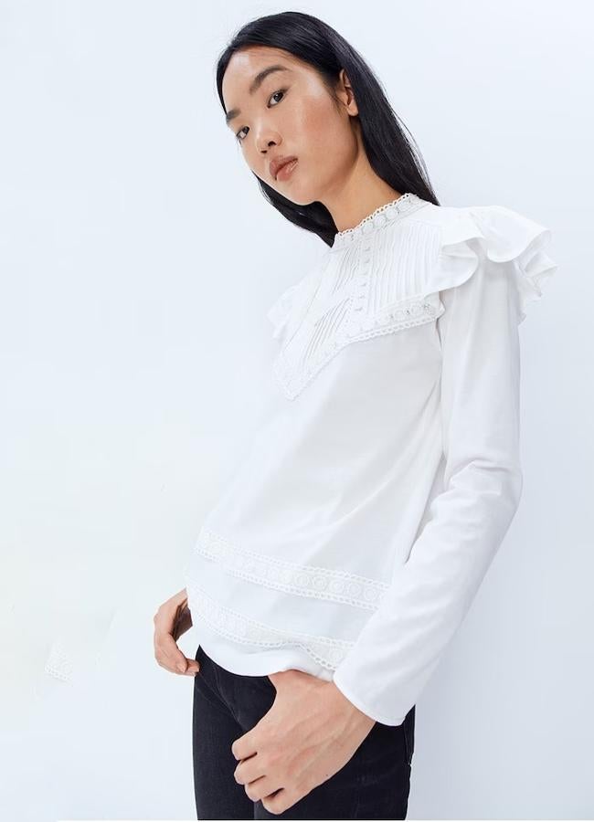 Blusa blanca romántica de Sfera, 13,99 euros.