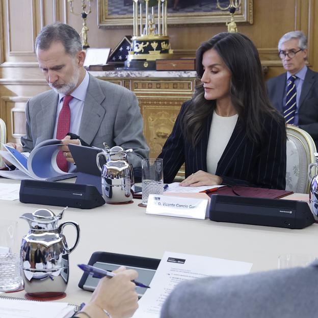 La reina Letizia y el rey Felipe durante la reunión.