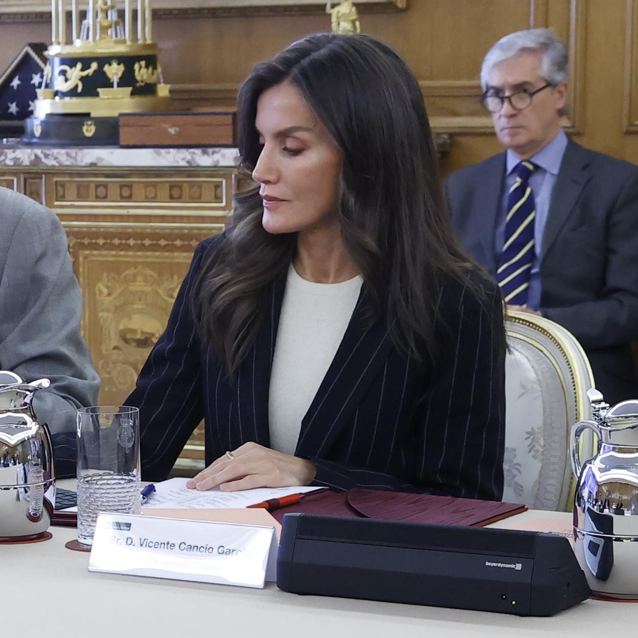 La reina Letizia con una blazer de raya diplomática./gtres