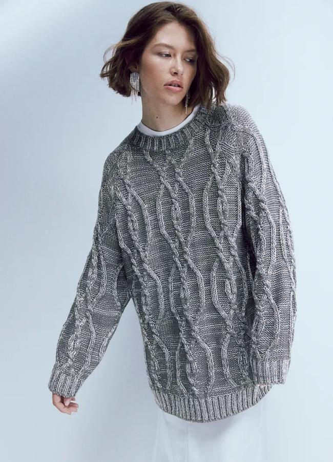 Jersey oversize metalizado brillante de H&M, 47,99 euros.