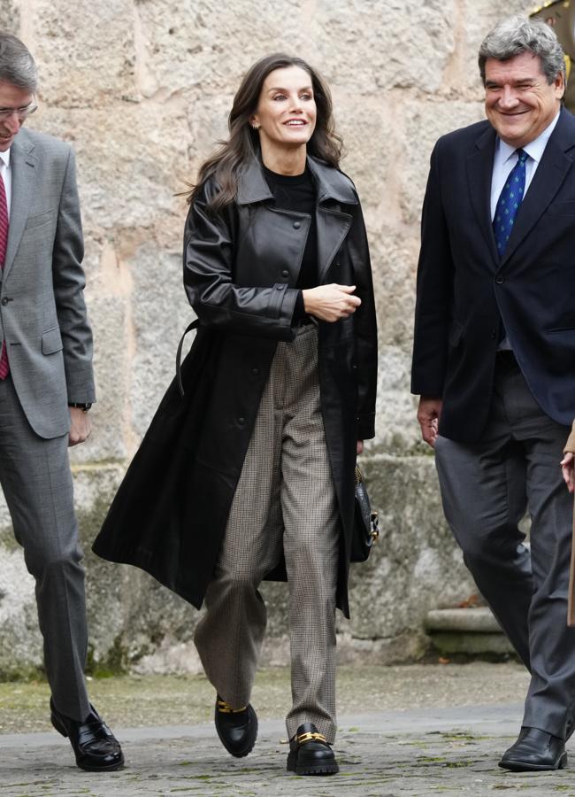 El look de la reina Letizia con mocasines. / LIMITED PICTURES