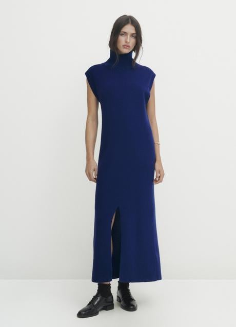 Vestido de punto azul de Massimo Dutti (79,99 euros)