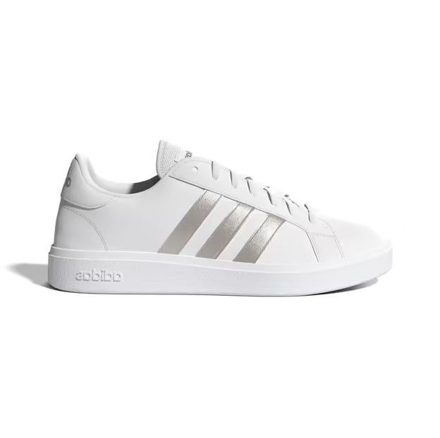 Zapatillas deportivas Adidas Court Base (33,49 euros).