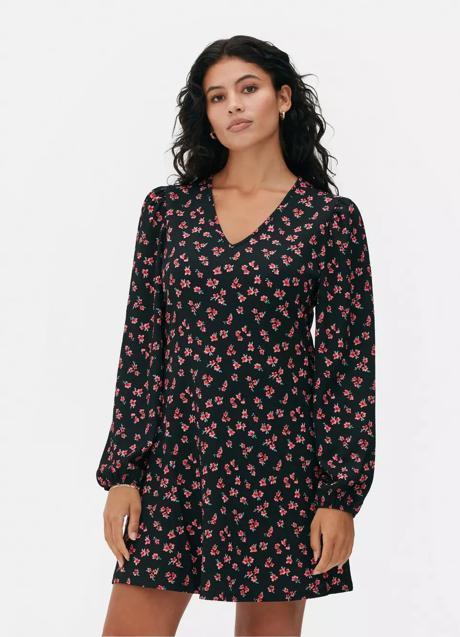 Vestido con estampado de flores de Primark (14 euros)