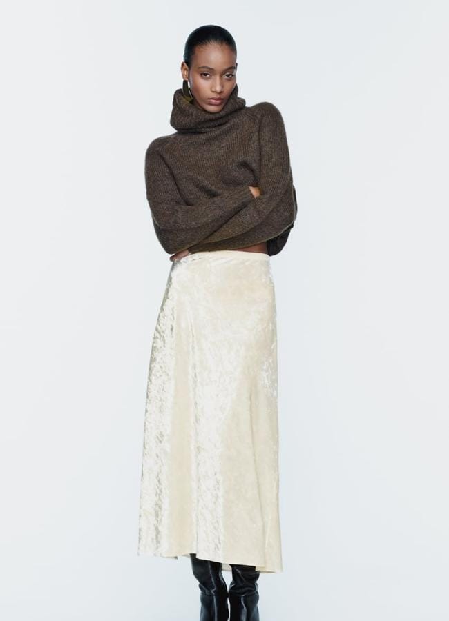 Falda blanca de terciopelo de Zara, 29,95 euros.