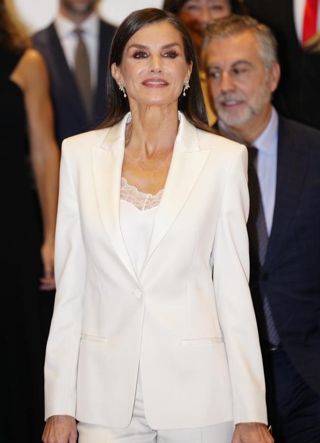 El traje de la reina Letizia es de Hugo Boss. / LIMITED PICTURES