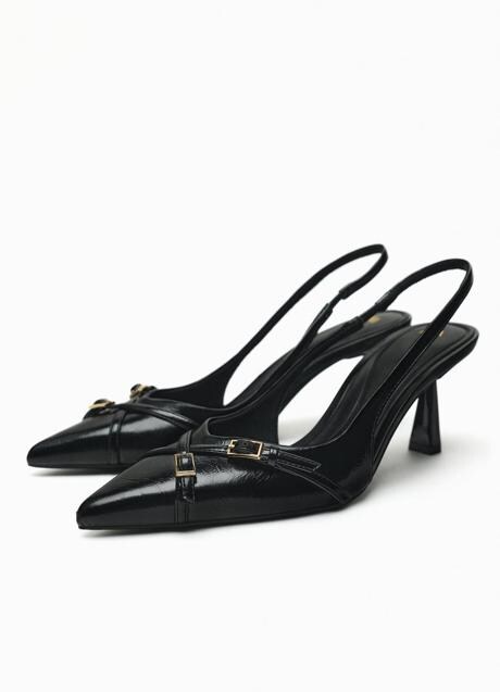 Zapatos negros de Zara (25,99 euros)