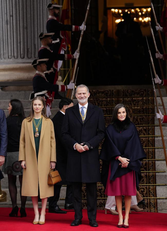 Loa reyes Felipe y Letizia y la princesa Leonor posaron sonrientes a su llegada al Congreso de los Diputados. (FOTO: LIMITED PICTURES) 