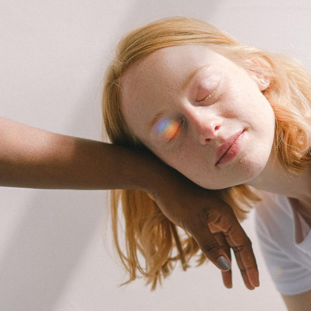 Mujer con arcoiris en los ojos/pexels