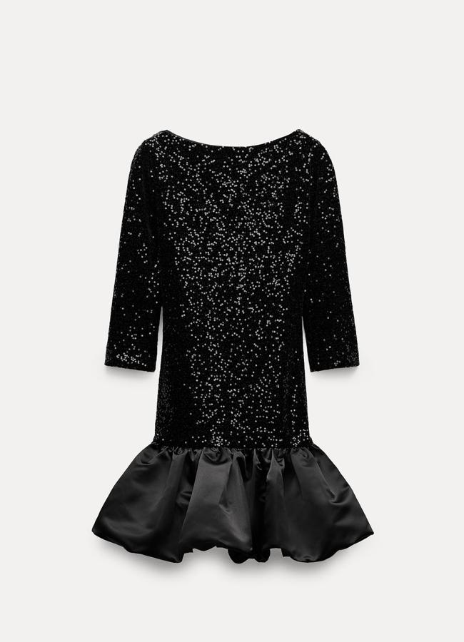 Vestido negro con lentejuelas de Zara, 49,95 euros.