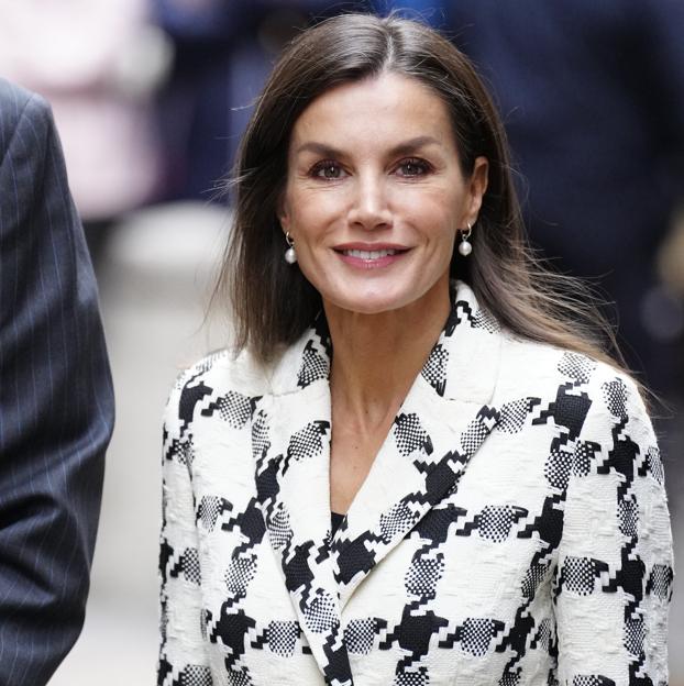 La reina Letizia con una blazer de cuadros de Uterqüe.