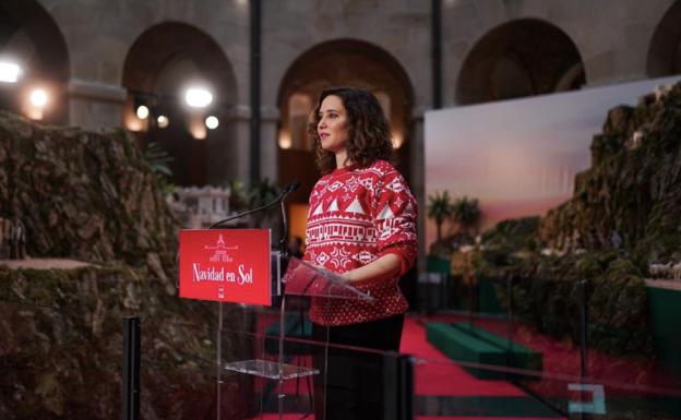 Isabel Díaz Ayuso, en la Real Casa de Correos, donde inauguró el Belén que eclipsó su jersey rojo de Navidad. 