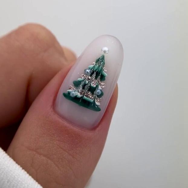 Una manicura con un arbol de Navidad.