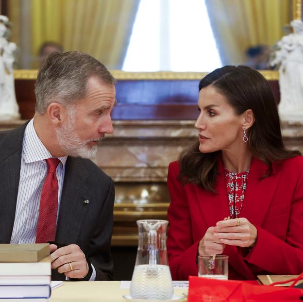 La reina Letizia repite con un traje rojo muy elegante y nos enseña el truco para conseguir un efecto piernas largas