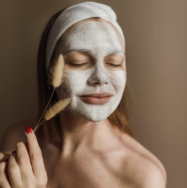 Mujer con mascarilla