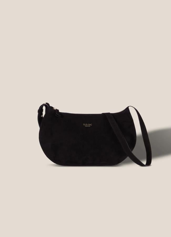 Bolso negro en piel de Sur/Sac. Foto: Sur/Sac.