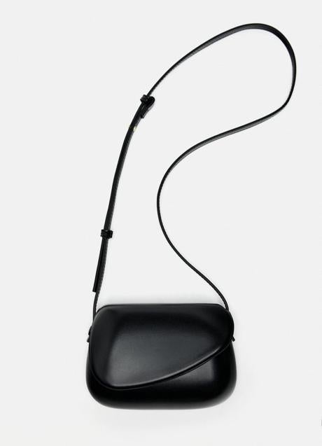 Bolso negro de Zara (17,99 euros)