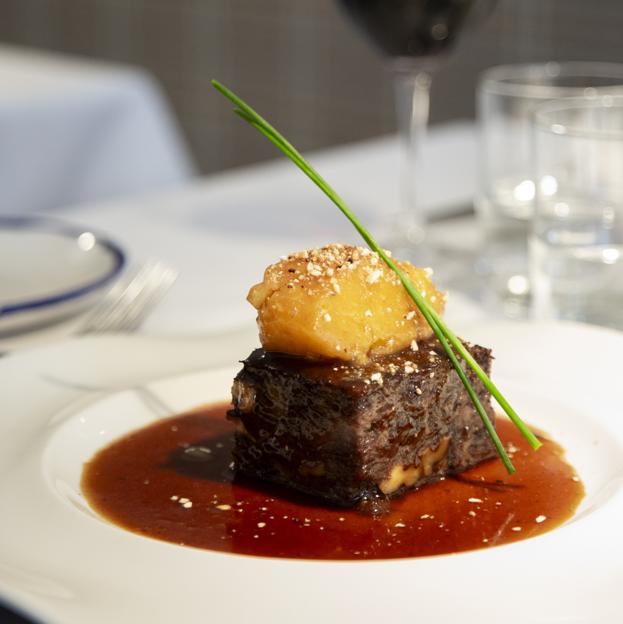 El brownie de rabo de toro de El Pañuelo, el nuevo restaurante vasco-navarro que podemos disfrutar en Madrid.