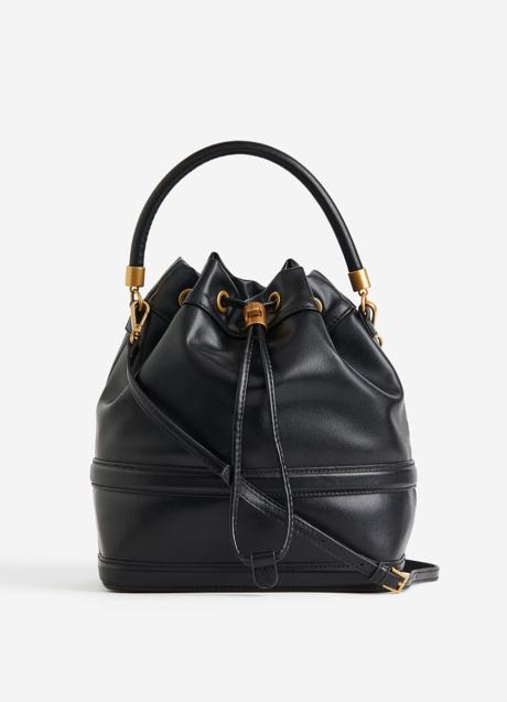 Bolso estilo saca de color negro de H&M (29,99 euros)