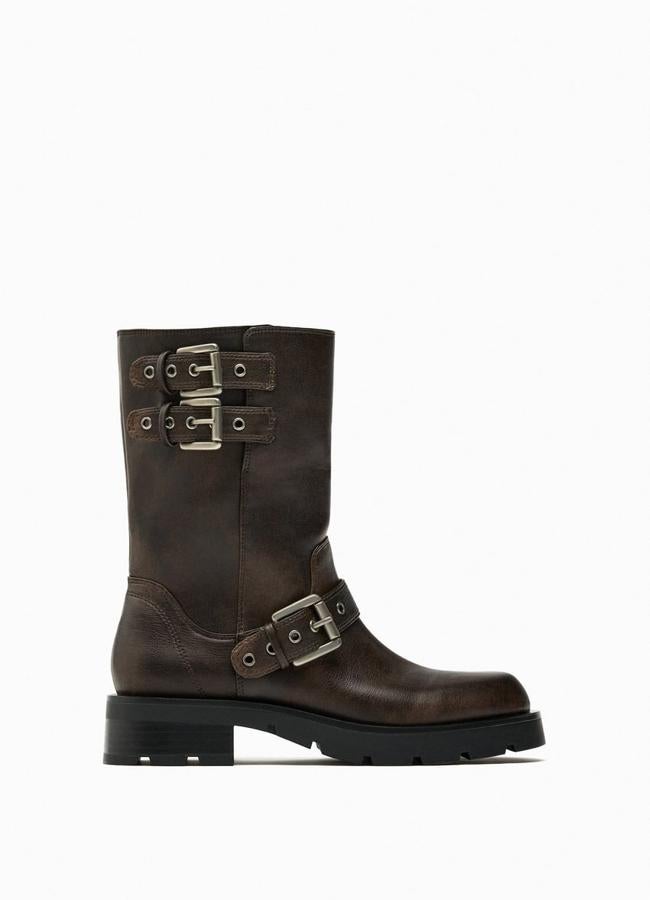 Botas moteras en marrón envejecido de Zara (25,99 euros). Foto: Zara.