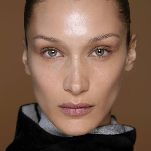 Modelo con tendencia en cejas finas