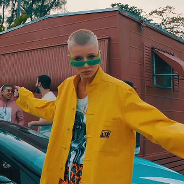 Una imagen de un videoclip de Bad Bunny. 