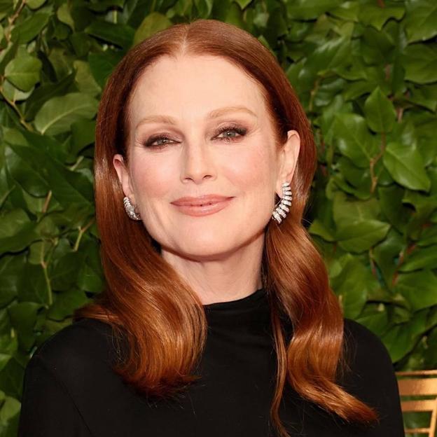 Julianne Moore con melena ondulada como peinado de invitada de boda para 2024