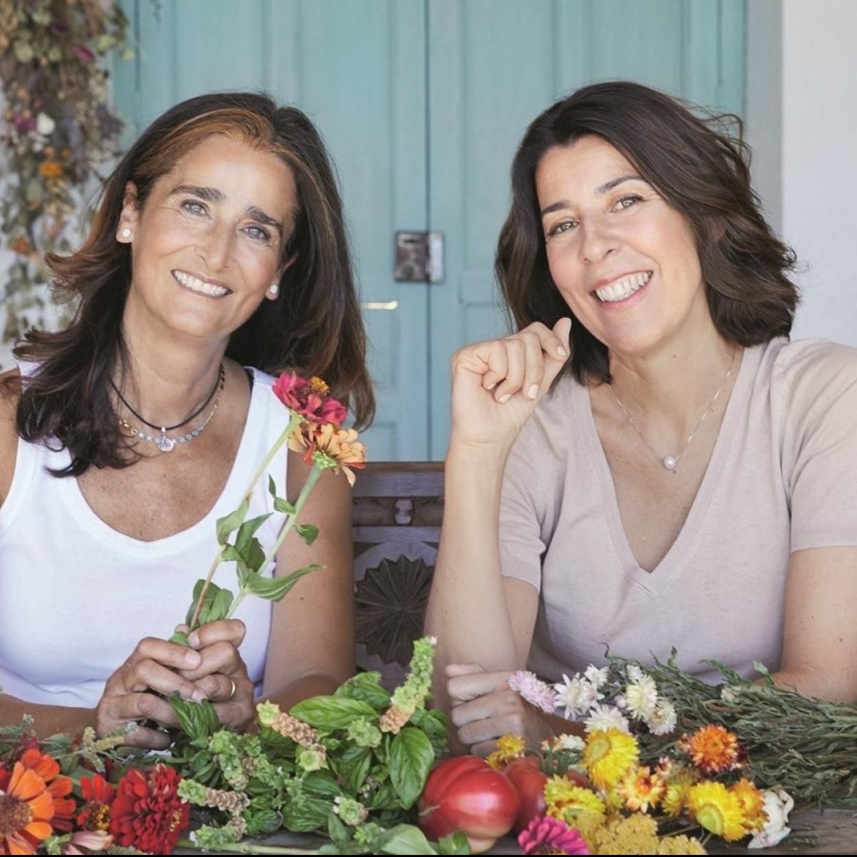 Isabel Aguado (izqu.) y Yolanda Aragonés (dcha.) son las fundadoras del taller de flores Los Rosales./ALEX RIVERA