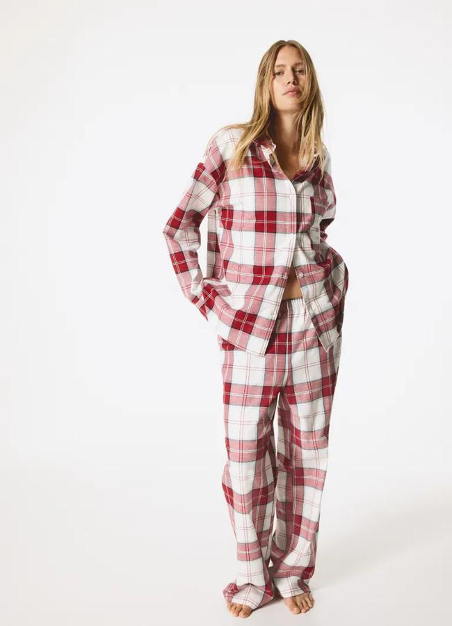 Conjunto de pijama con estampado de cuadros de H&M. Foto: H&M.