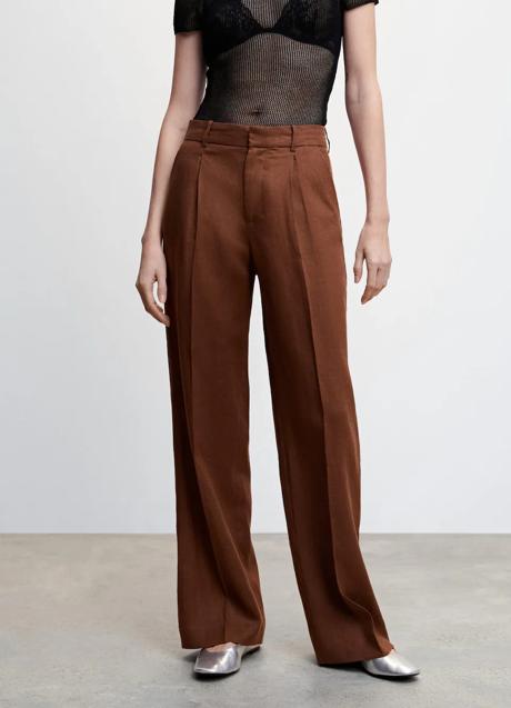 Pantalones marrones con pinzas de Mango (27,99 euros)