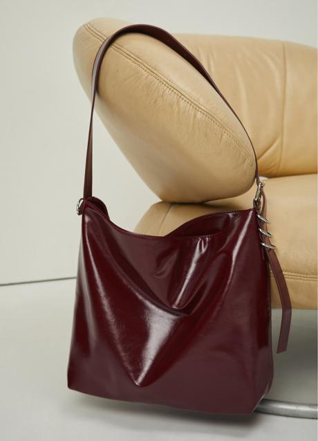 Bolso burdeos de Stradivarius (22,99 euros)