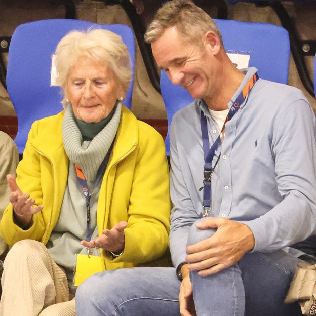 Iñaki Urdangarin, con su madre, Claire, en un partido de balonmano. i