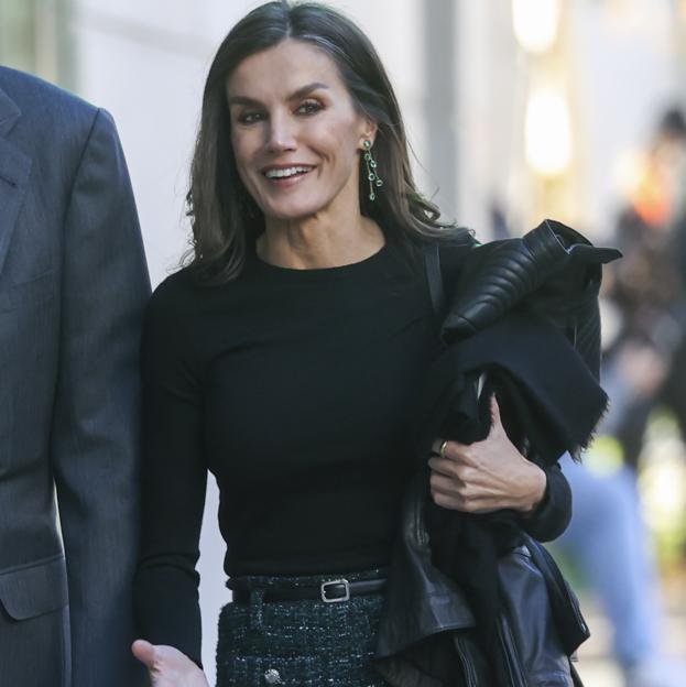 La reina Letizia sorprende en el 60 cumpleaños de la infanta Elena con unos pantalones tweed y unos mocasines con plataforma