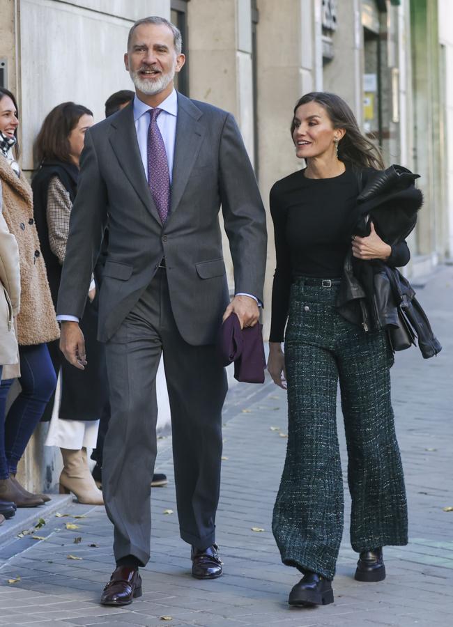 La reina Letizia con pantalones tweed de Maje.