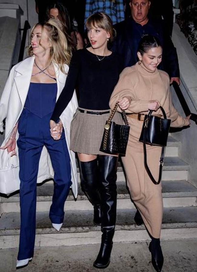 Taylor Swift sale a cenar con amigas, conjuntando accesorios de Stella McCartney.