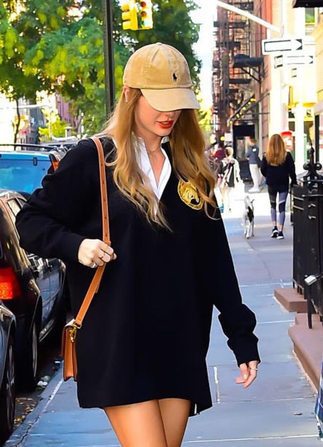 Taylor Swift pasea por las calles de Nueva York con un vestido estilo polo oversize, de Stella McCartney.