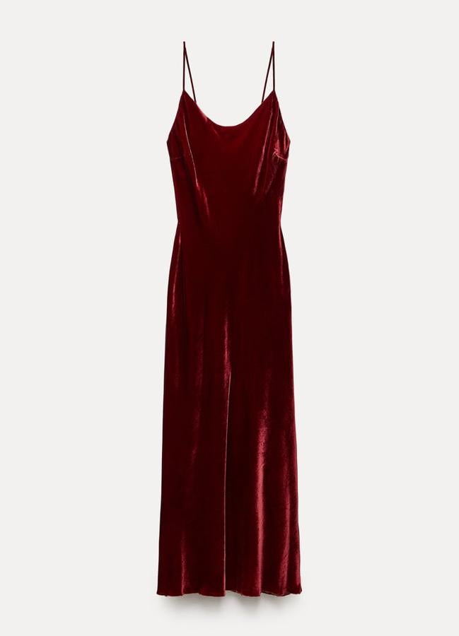 Vestido de terciopelo rojo (79,95 euros) / ZARA