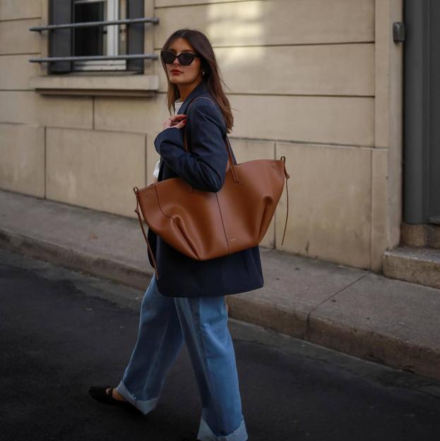 La influencer lleva un look acompañado de bolso shopper