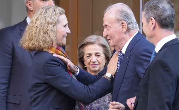 El movimiento final del curioso saludo secreto con el que se despidieron la infanta Elena y el rey emérito Juan Carlos: con las manos en el corazón del otro. 