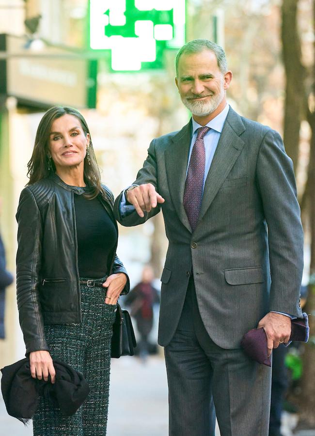 Los reyes felipe y Letizia no dudaron en pararse unos minutos para que los fotógrafos pudieran captar su imagen al terminar la reunión de cumpleaños. (FOTO: LIMITED PICTURES)