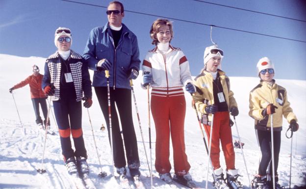 La familia real española al completo practicando esquí en el año 1976. 