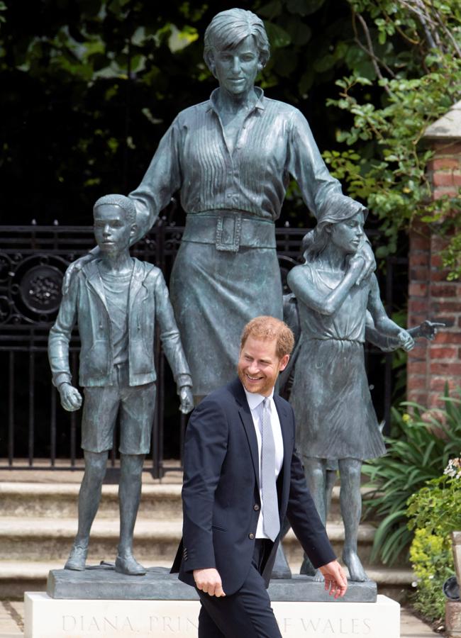 El príncipe Harry con la estatua conmemorativa de Diana de Gales en el palacio de Kensington. / GTRES