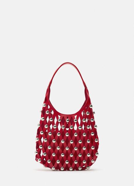 Bolso con tachas de Zara (29,99 euros)