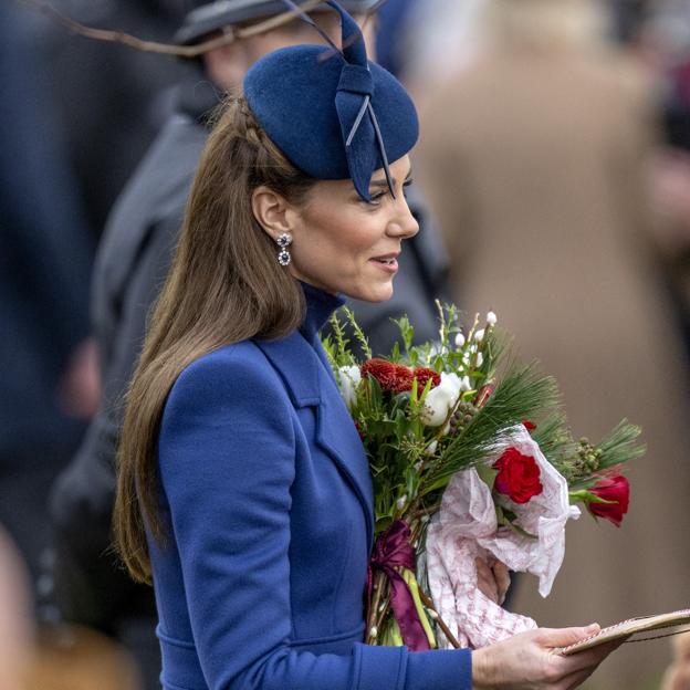 Los looks elegantísimos de los Windsor en la misa de Navidad: del look azul de Kate Middleton a las botas de las reina Camilla