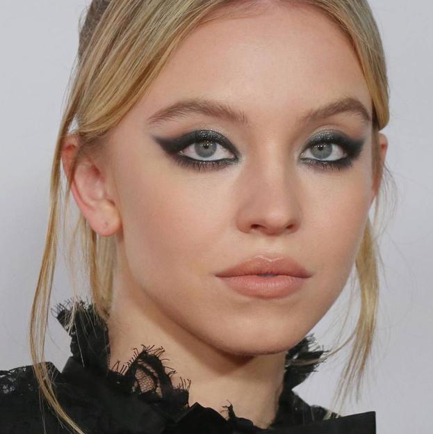 Sydney Sweeney con maquillaje de ojos grises con glitter