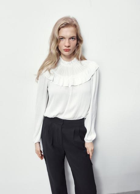 Blusa blanca de Sfera (19,99 euros)