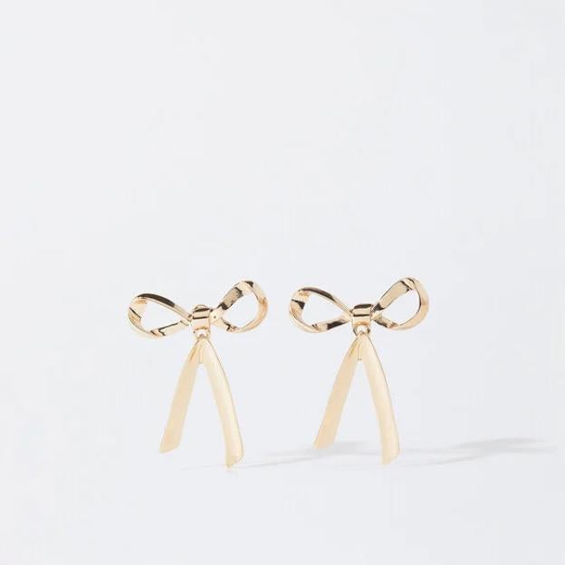 Pendientes con forma de lazo en dorado de Parfois (5,99 euros),