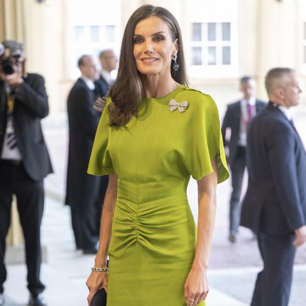 Letizia deslumbró con su primera aparición en Londres, en el cóctel previo a la coronación de Carlos III. 