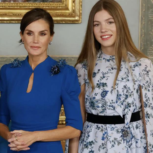 La reina Letizia junto a la infanta Sofía ya en el Palacio Real, después de la jura de la Constitución de Leonor en las Cortes. 